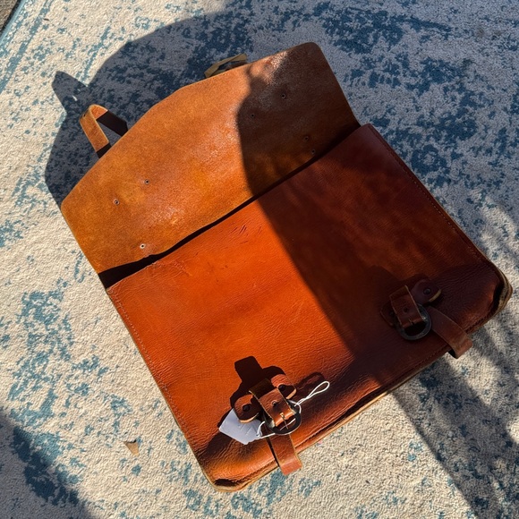 Rustic vintage Classic Brown Leather satchel Bag - Picture 9 of 14